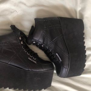 Black platform kill star boots